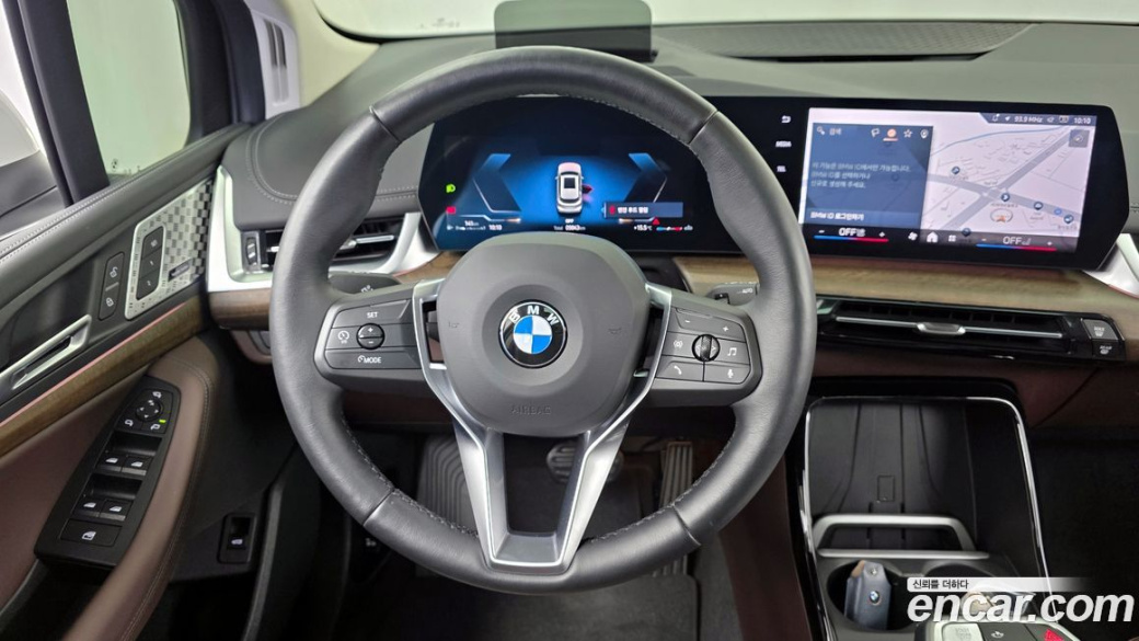 BMW 2-Series 220i Luxury, 2024