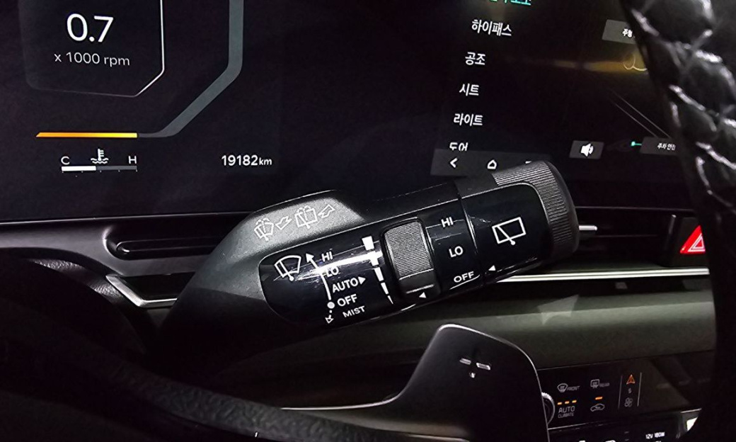 Kia Carnival 9-Seater Prestige, 2025
