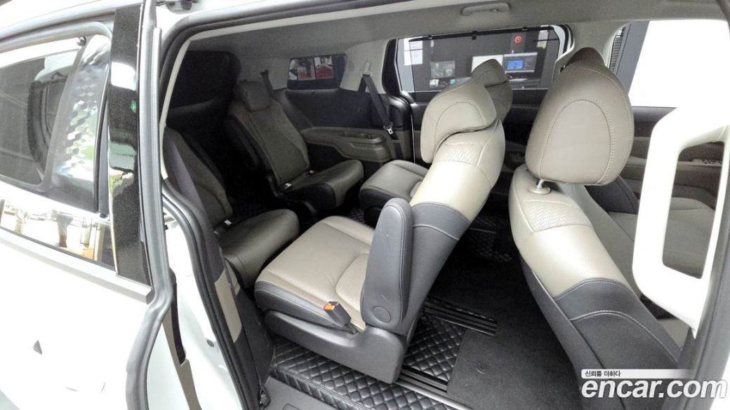 Kia Carnival 9-Seater Gravity, 2025