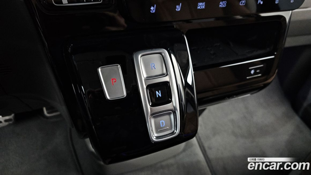Hyundai Staria 4WD Lounge 9-Seater, 2023