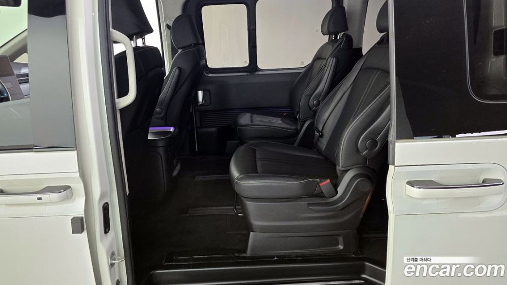 Hyundai Staria Lounge 9-Seater, 2022