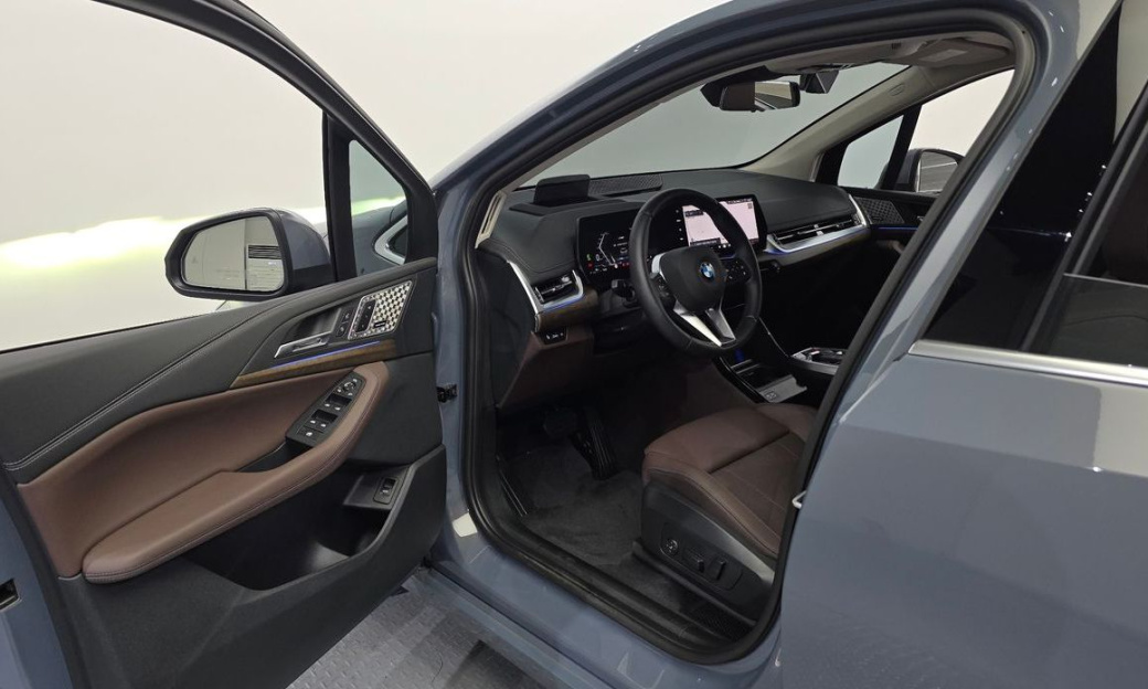 BMW 2-Series 220i Luxury, 2025