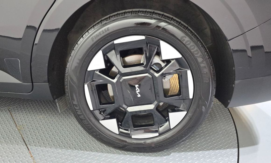 Kia Carnival 7-Seater Outdoor, 2025