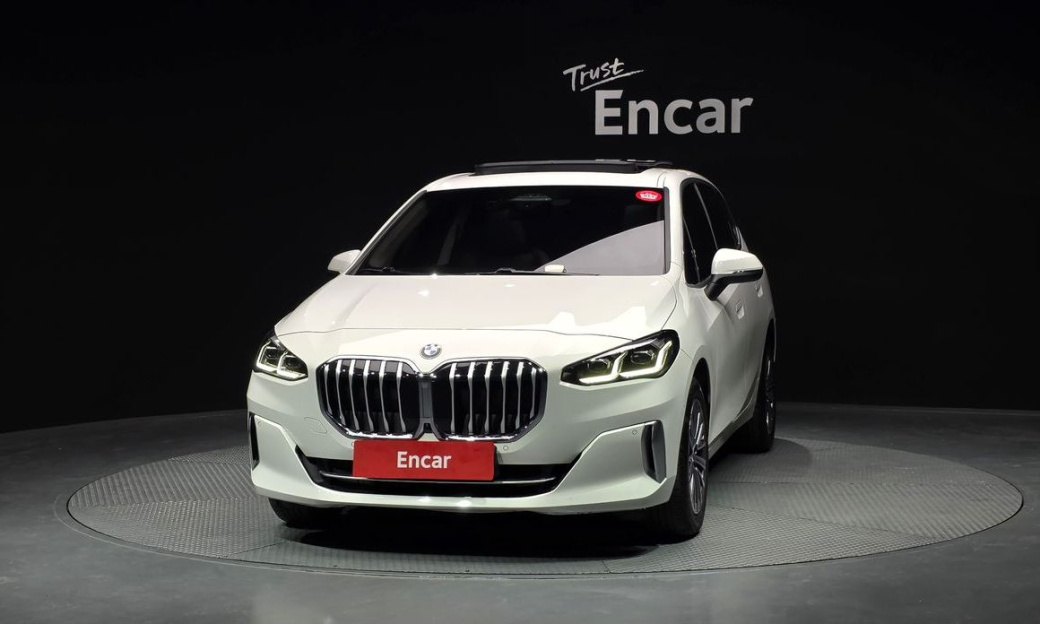 BMW 2-Series 220i Luxury, 2024