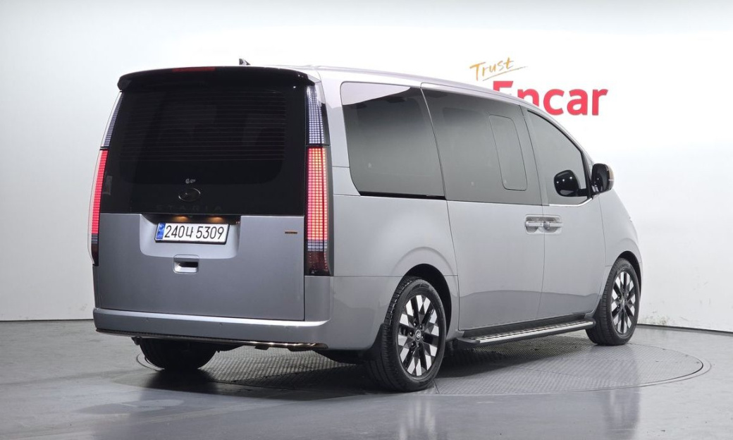 Hyundai Staria 4WD Lounge 9-Seater, 2025