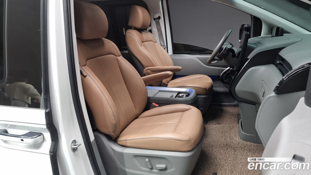 Hyundai Staria 4WD Lounge 7-Seater, 2023
