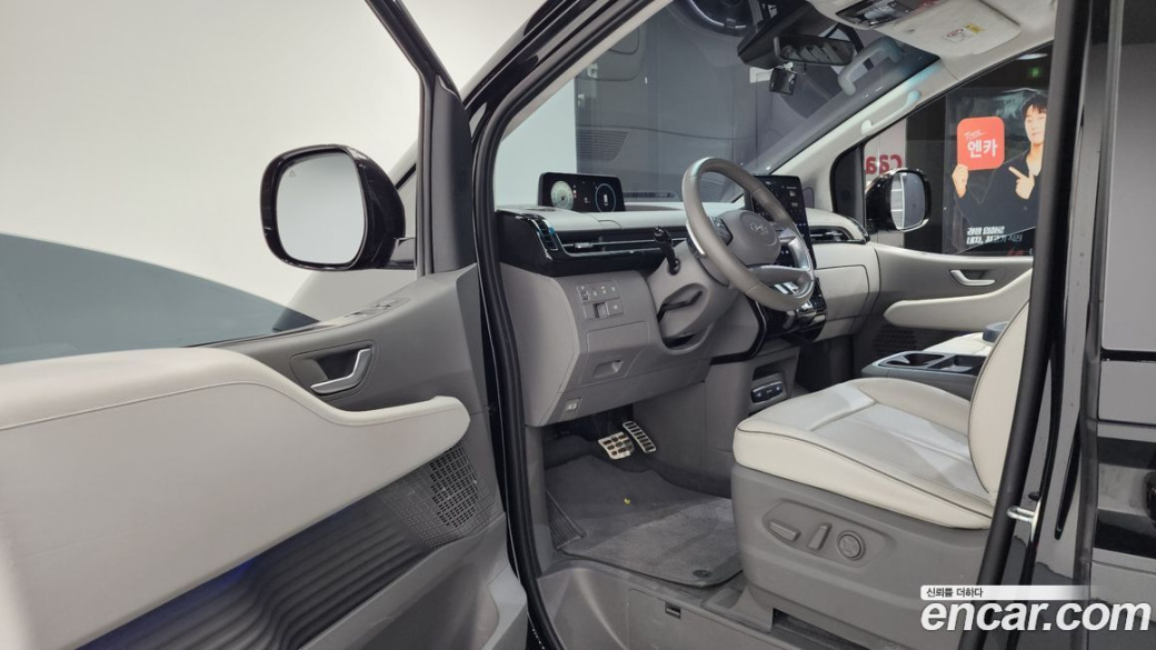 Hyundai Staria Lounge 9-Seater, 2022