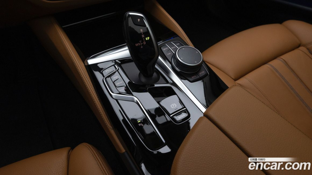 BMW 5-Series 520i Luxury, 2022