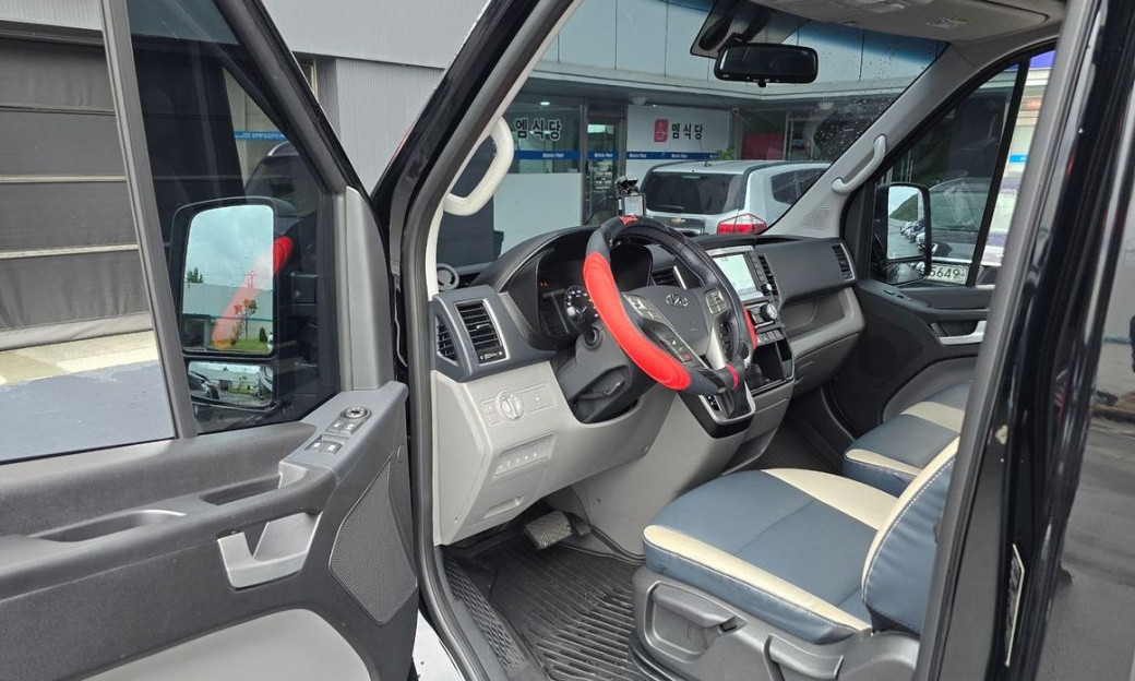 Hyundai Solati 16-seater, 2024