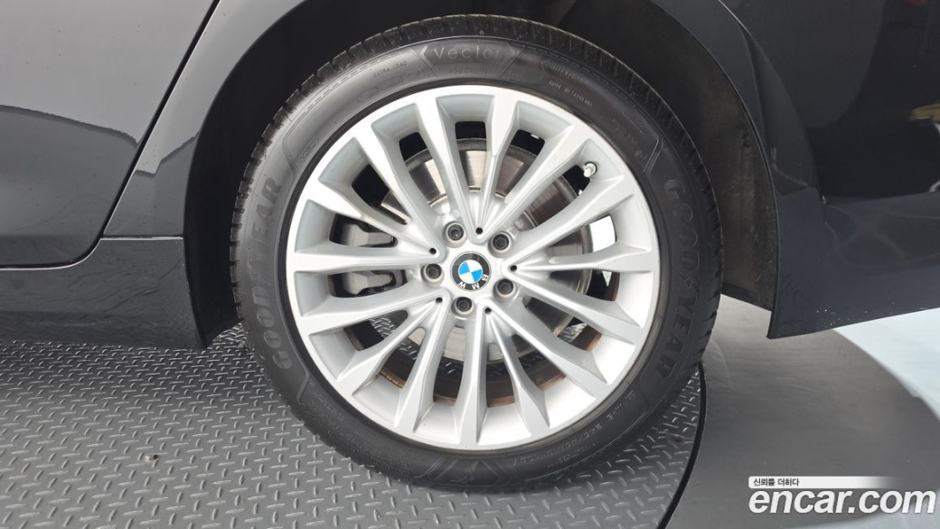 BMW 5-Series 520i Luxury, 2023