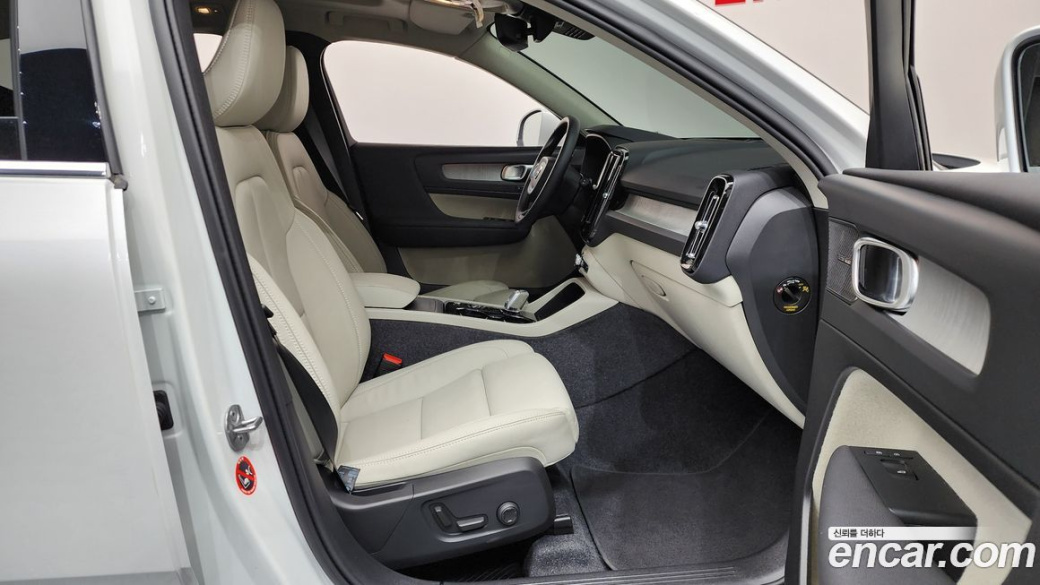 Volvo XC40 B4 Ultra Bright, 2025