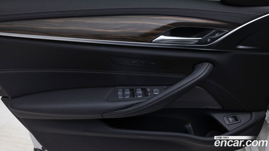 BMW 5-Series 530i Luxury, 2023