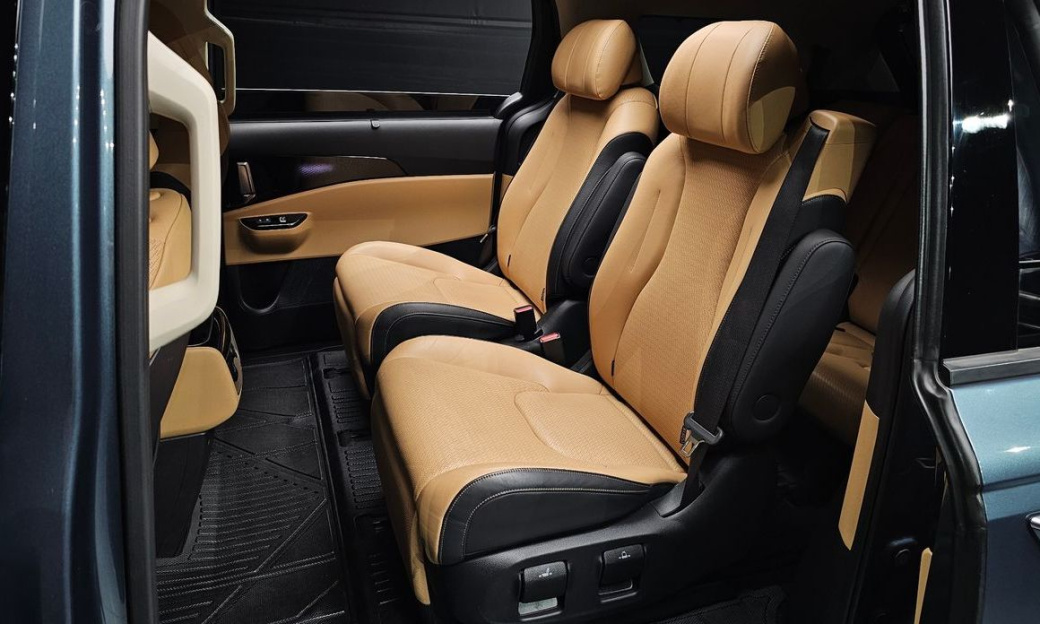 Kia Carnival 7-Seater Signature, 2023