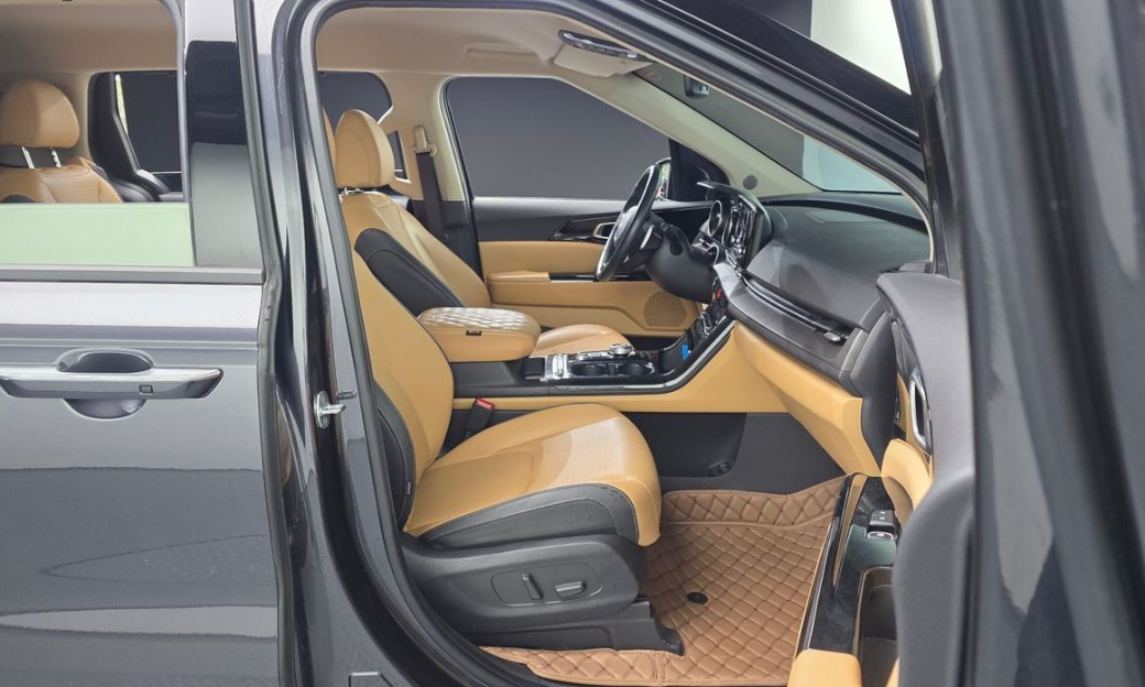 Kia Carnival 7-Seater Outdoor, 2022