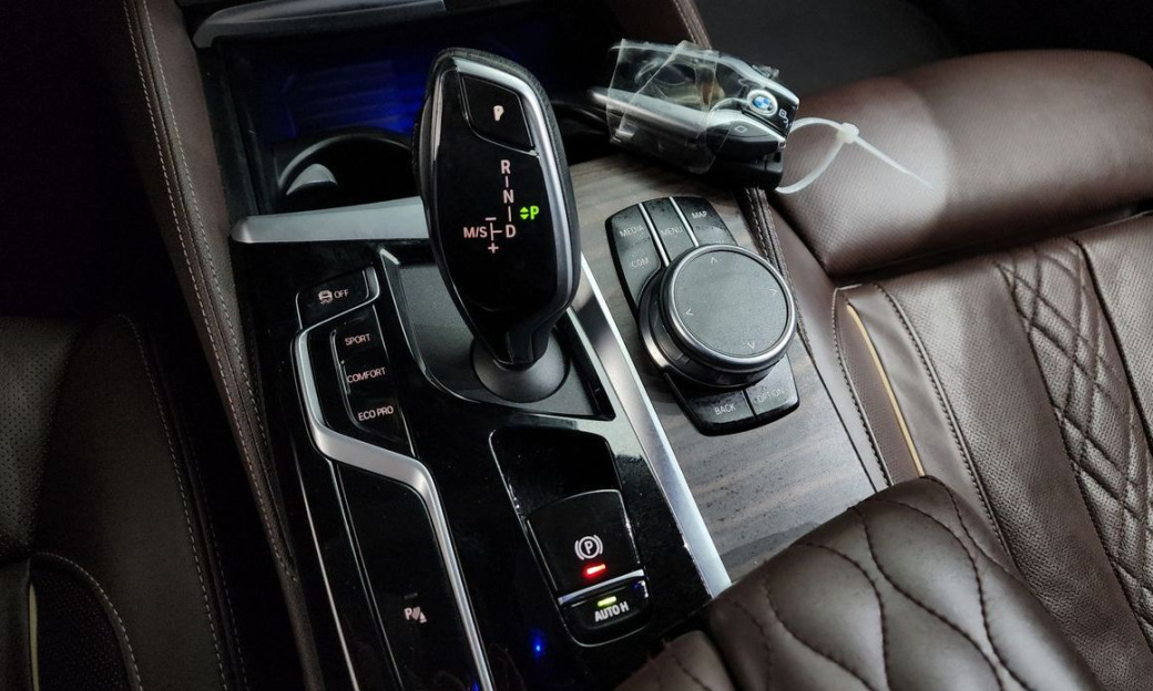 BMW 5-Series 530i Luxury, 2022