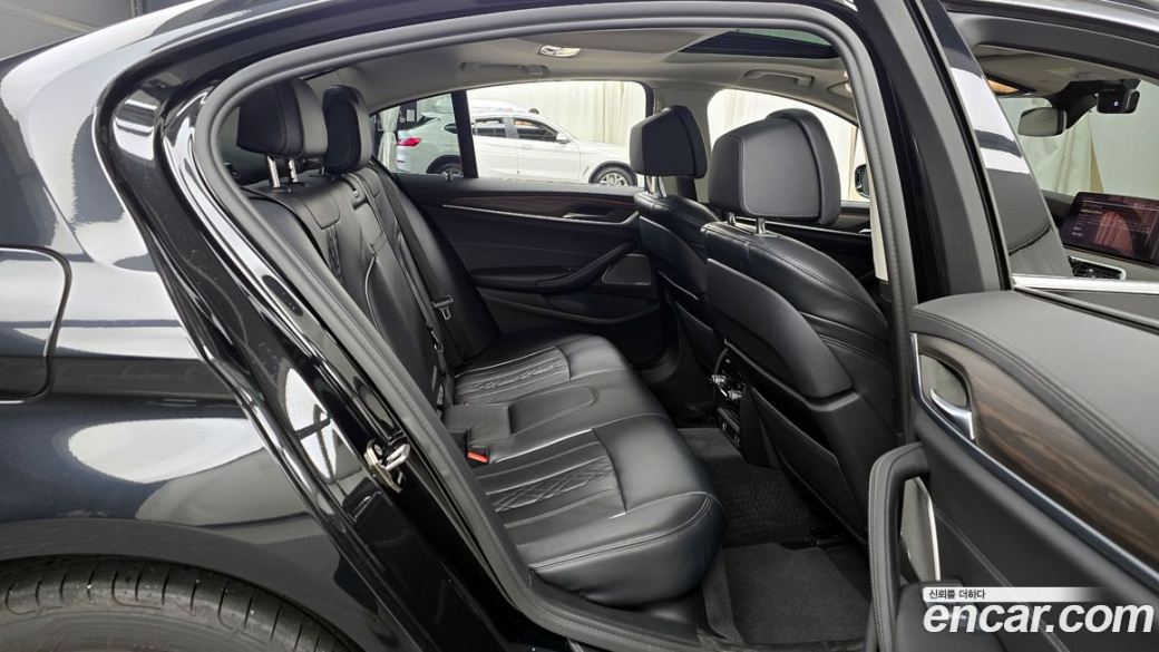 BMW 5-Series 530i Luxury, 2022