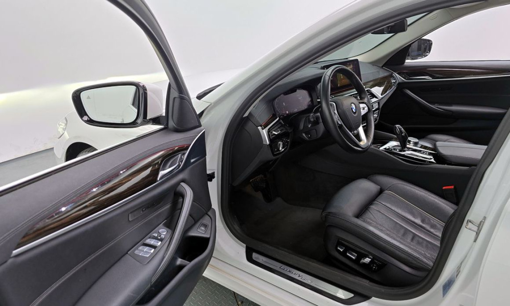 BMW 5-Series 520i Luxury, 2023
