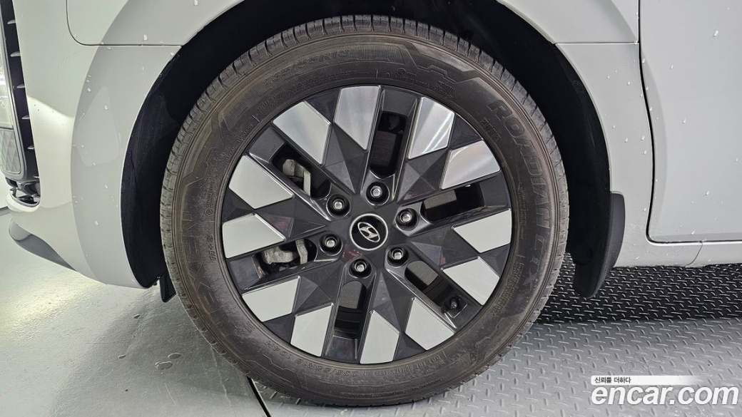 Hyundai Staria 4WD Lounge 9-Seater, 2023