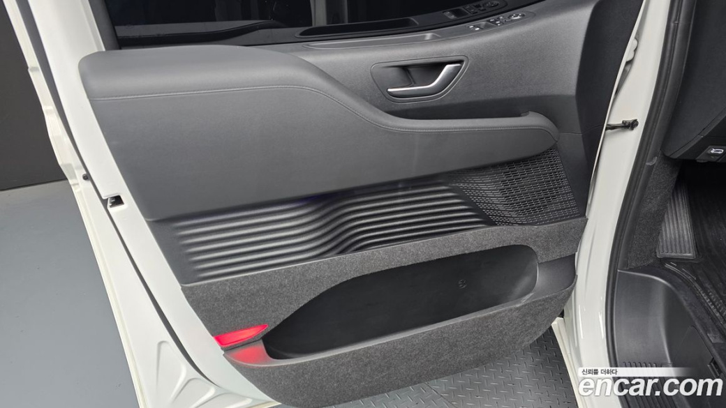 Hyundai Staria 4WD Lounge 9-Seater, 2025
