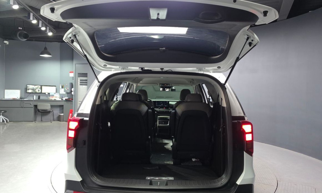 Kia Carnival 9-Seater Prestige, 2025