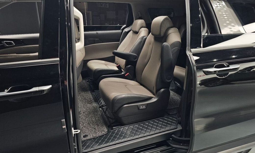 Kia Carnival 9-Seater Gravity, 2025