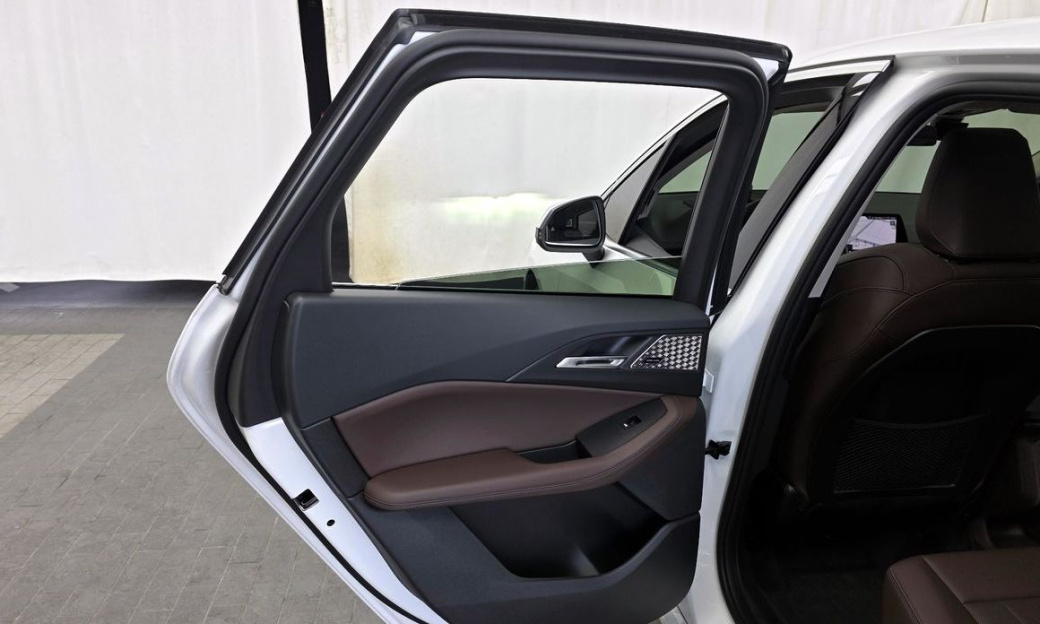 BMW 2-Series 220i Luxury, 2024
