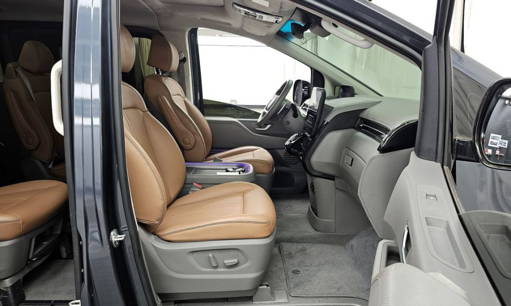 Hyundai Staria 4WD Lounge 9-Seater, 2025