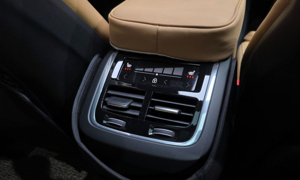 Volvo XC60 B6 Ultimate Bright, 2024