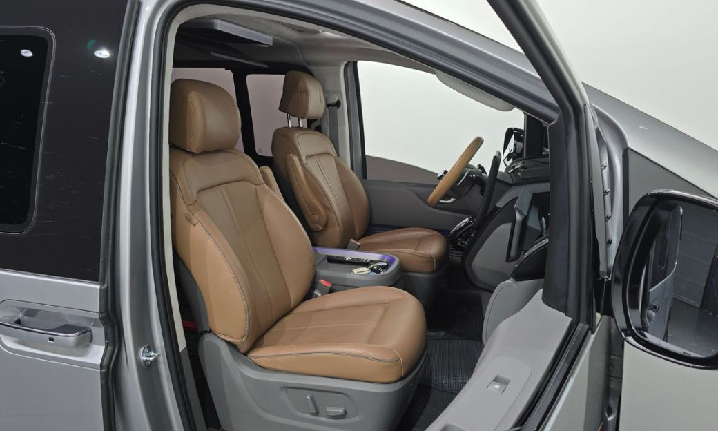 Hyundai Staria 4WD Lounge 9-Seater, 2025