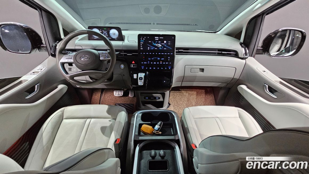 Hyundai Staria 4WD Lounge 7-Seater, 2023