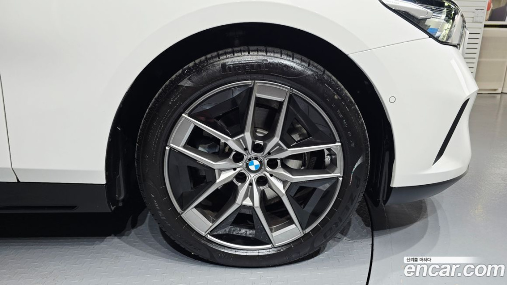 BMW 5-Series 520i, 2025