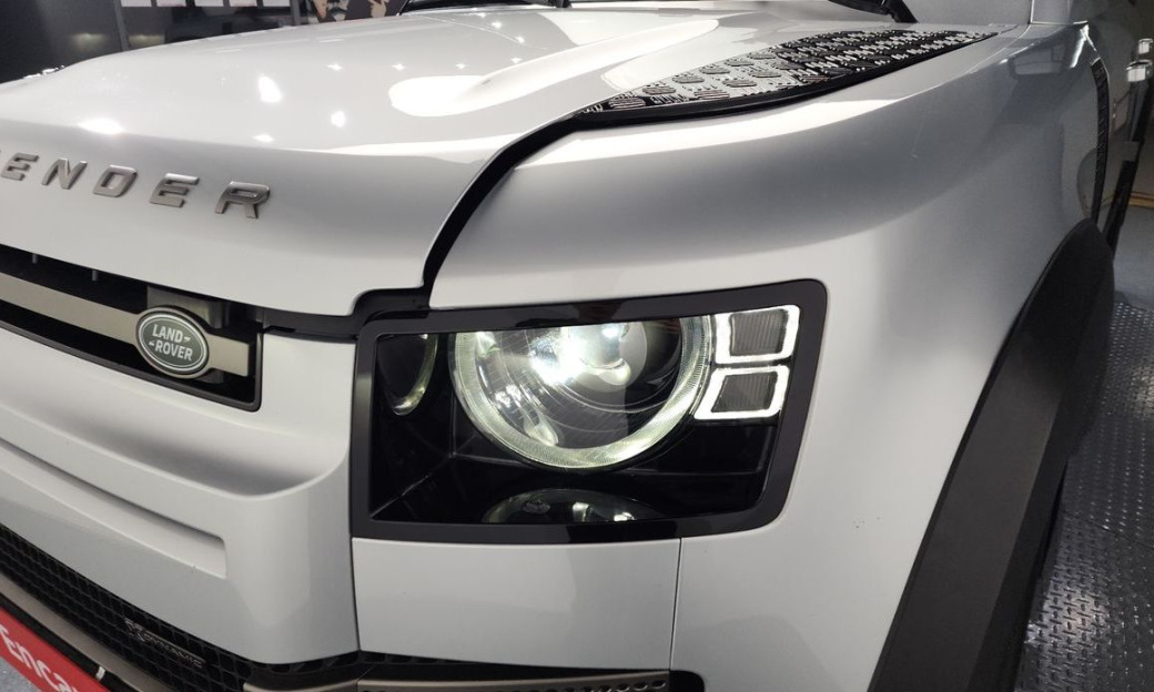 Land Rover Defender 110 P300 X-Dynamic SE, 2023