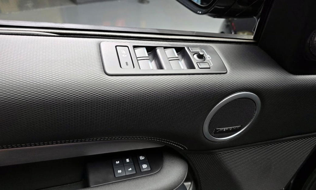 Land Rover Discovery P360 R-Dynamic SE, 2023