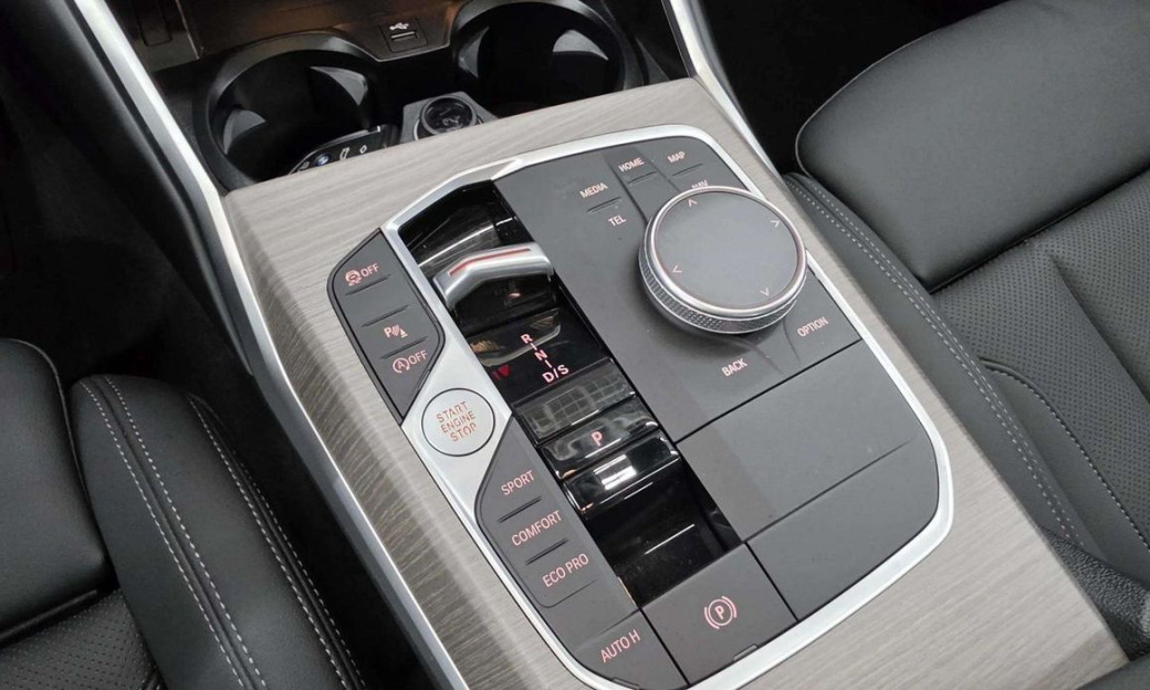 BMW 3-Series 320i, 2025