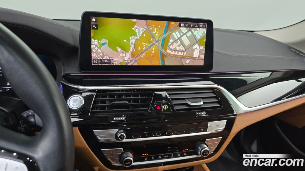 BMW 5-Series 520i Luxury, 2022