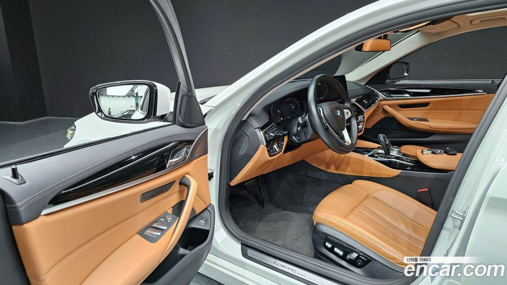 BMW 5-Series 520i Luxury, 2022