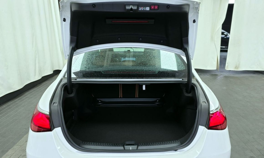 Mercedes-Benz E-Class E300 4MATIC Exclusive, 2026
