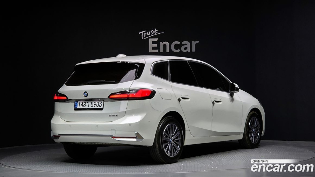 BMW 2-Series 220i Luxury, 2024