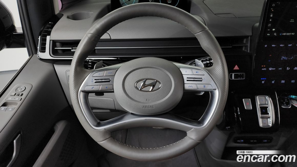 Hyundai Staria 4WD Lounge 9-Seater, 2022