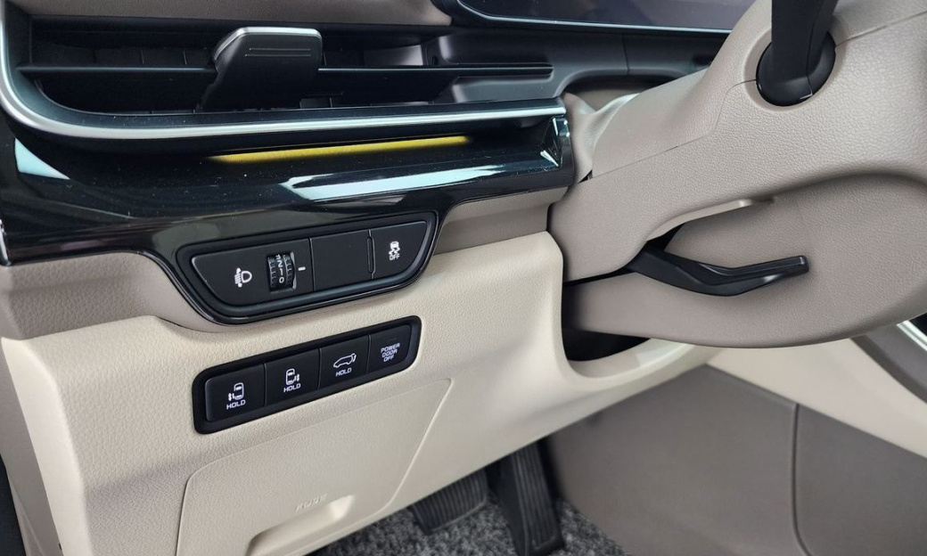 Kia Carnival 9-Seater Signature, 2024