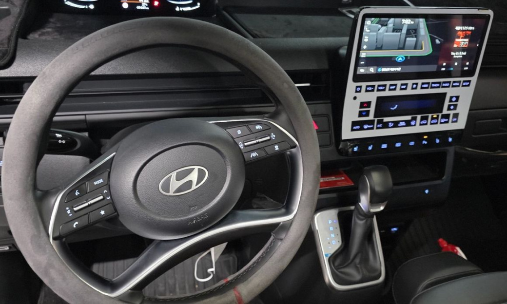 Hyundai Staria 4WD Tourer 11-Seater, 2025