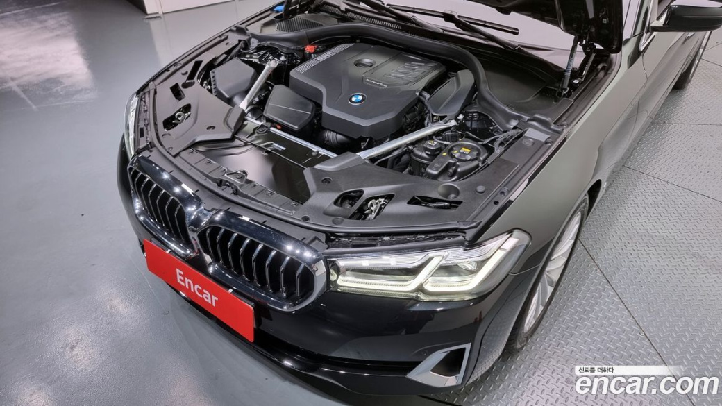 BMW 5-Series 520i Luxury, 2023