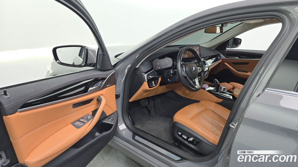 BMW 5-Series 520i Luxury, 2022