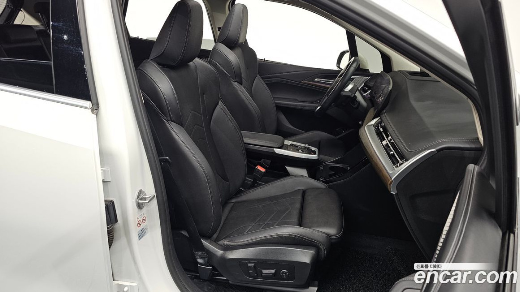 BMW 2-Series 220i Luxury, 2023