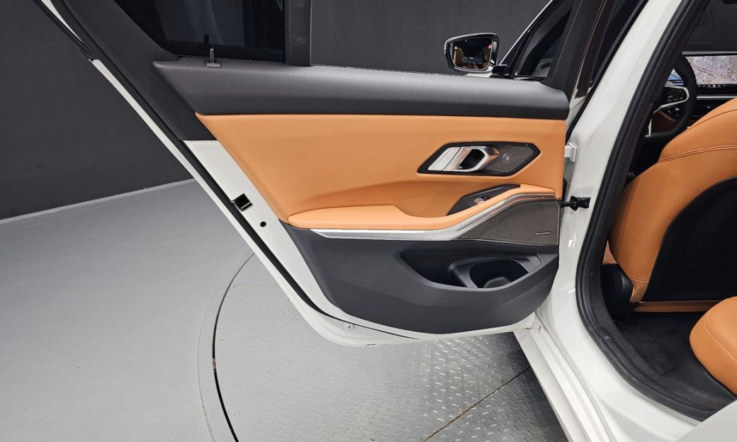 BMW 3-Series 320i M Sport, 2025