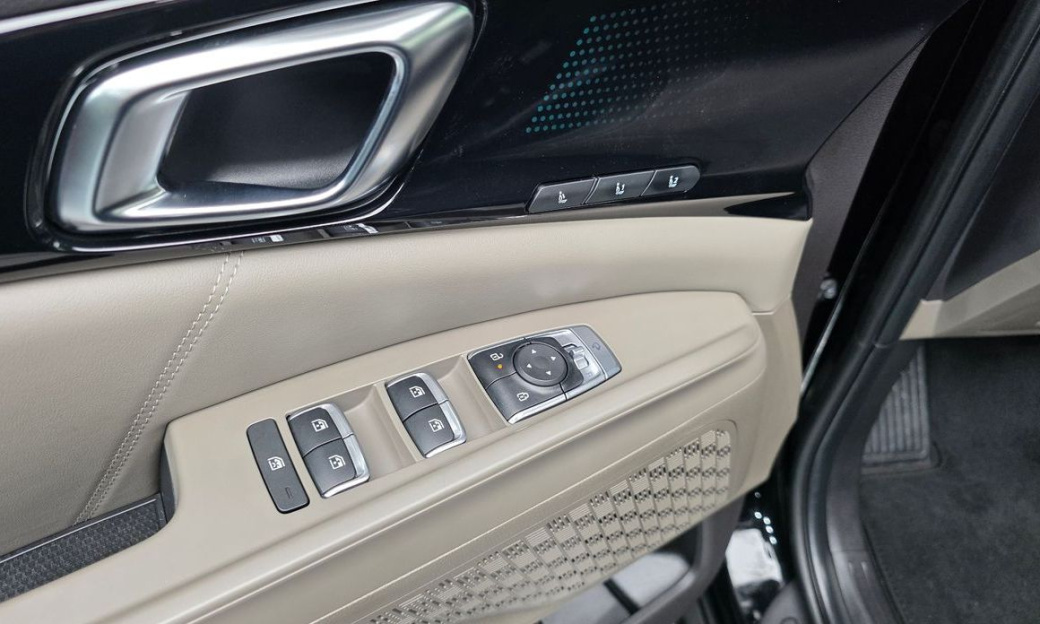 Kia Carnival 7-Seater Gravity, 2024
