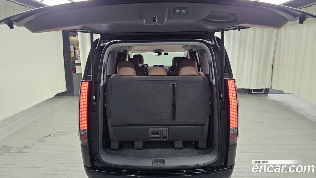 Hyundai Staria Lounge 9-Seater, 2023