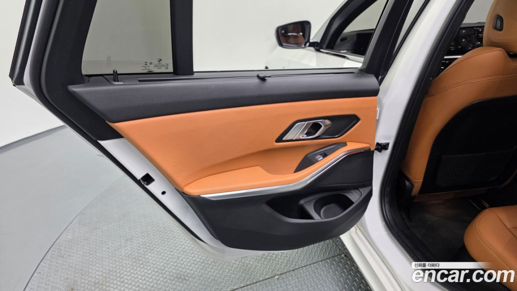 BMW 3-Series 320i Touring M Sports, 2023