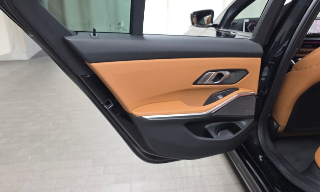 BMW 3-Series 320i M Sport, 2025