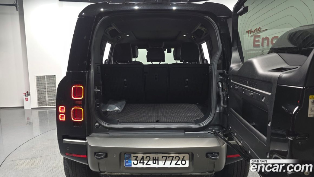 Land Rover Defender 110 P300 X-Dynamic SE, 2024